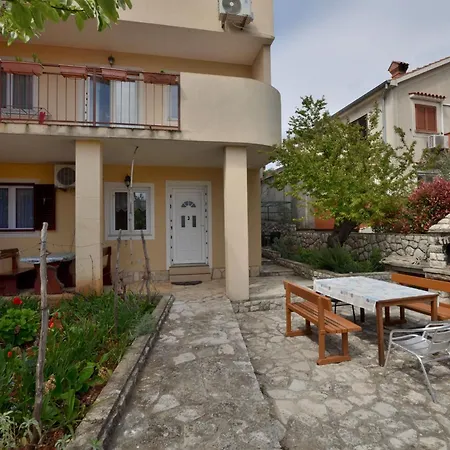Rafael Apartman Cres